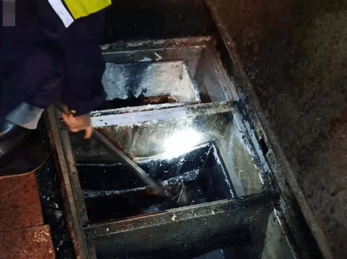 商铺排污不达标？根源在于隔油池清理不到位